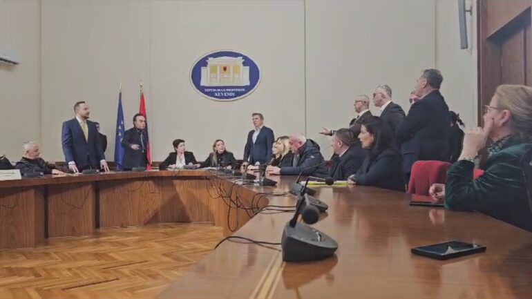 Opozita e bllokoi, komisioni i Reformës Zgjedhore mblidhet online. Ja kur do të mbahet