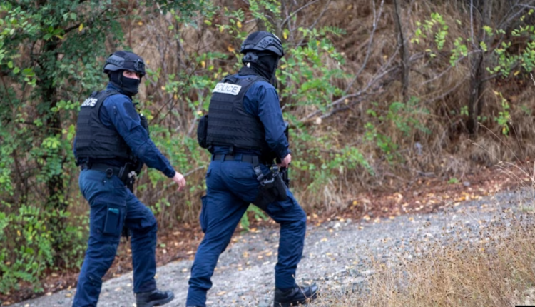 Policia e Kosovës sekuestron armatime të gjetura pranë një flamuri serb në Banjskë 