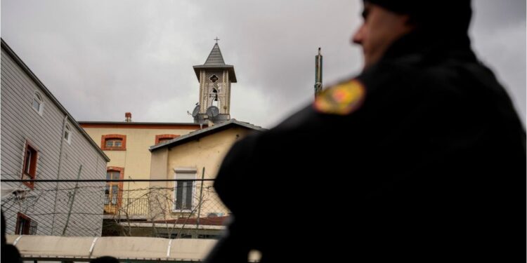 IS-i merr përgjegjësinë për sulmin në kishën në Stamboll