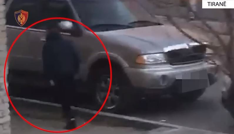 Shiste drogë pranë një fushe sporti ku luanin nxënësit e shkollës, arrestohet 27-vjeçari 