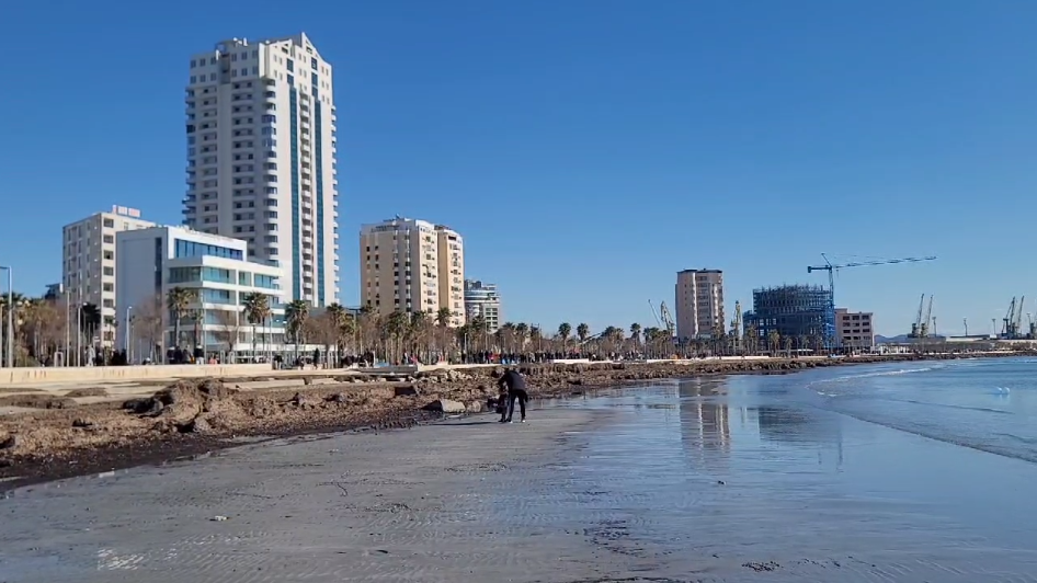 Çfarë ndodh në bregdetin e Durrësit, shfaqet fenomeni i rrallë (VIDEO)