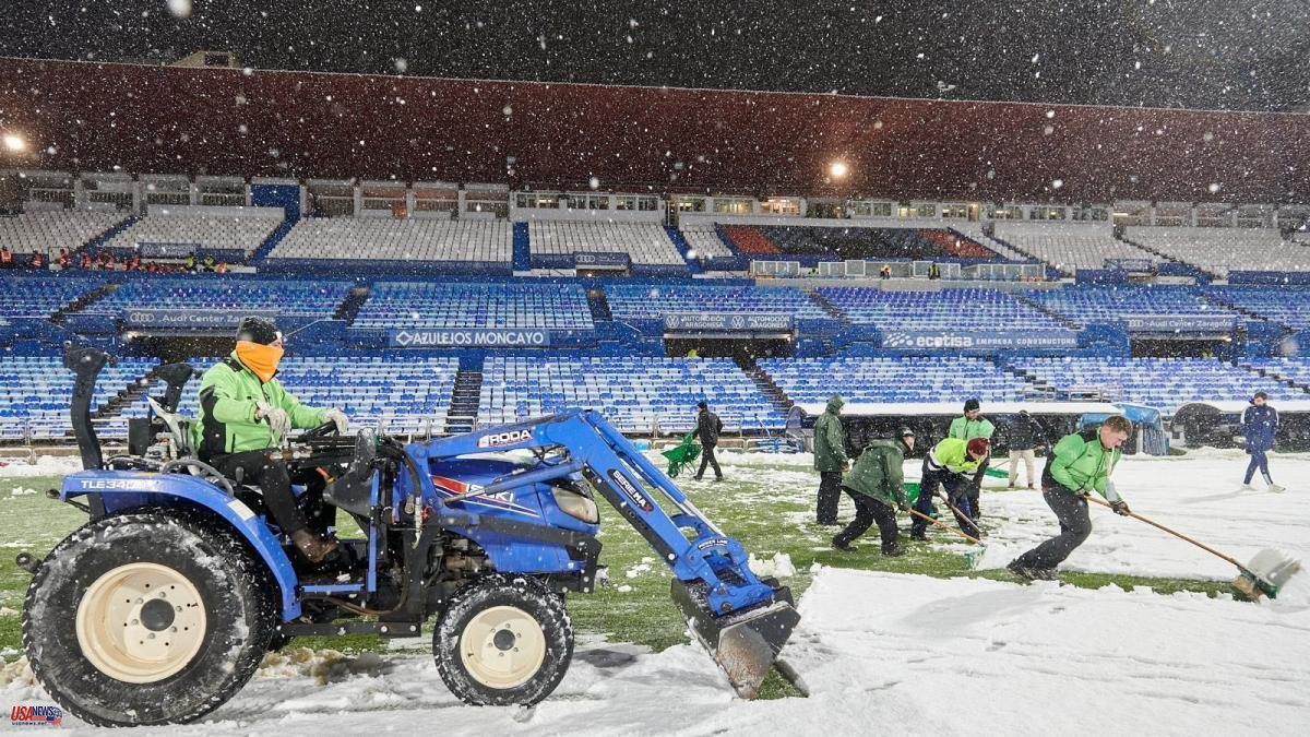 Shtyhet prej reshjeve të borës ndeshja në Spanjë, as traktori nuk mundi të pastronte fushën