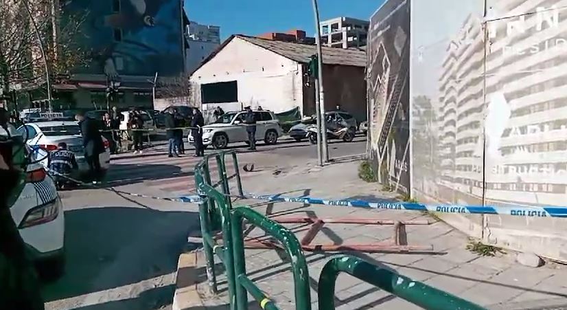 Dy kalimtarë u plagosën nga rënia e skelës, 39-vjeçarja është gruaja e ish-futbollistit të njohur