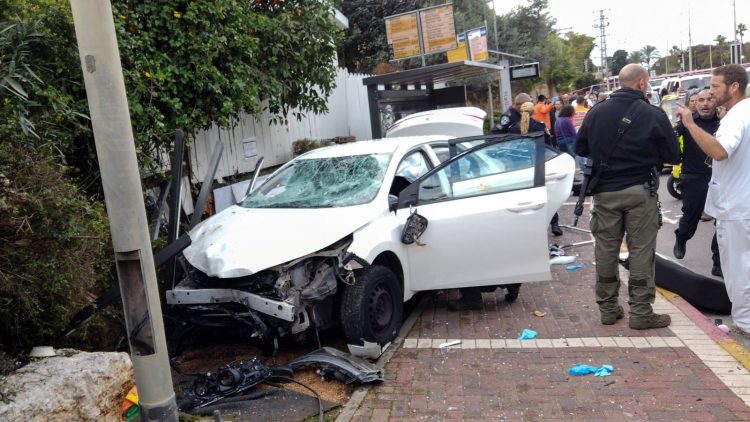 Tel Aviv, makinat përplasin turmën e njerëzve, 13 të plagosur