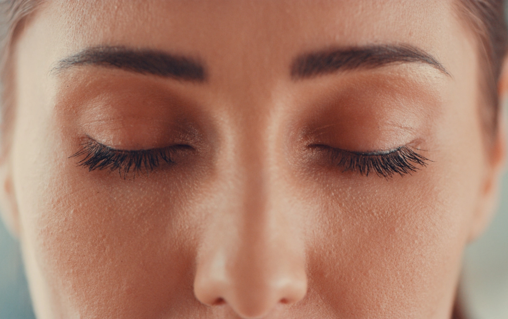 Sa ndikon mungesa e gjumit në shëndetin e syve, ja efektet në shikim dhe kujtesë