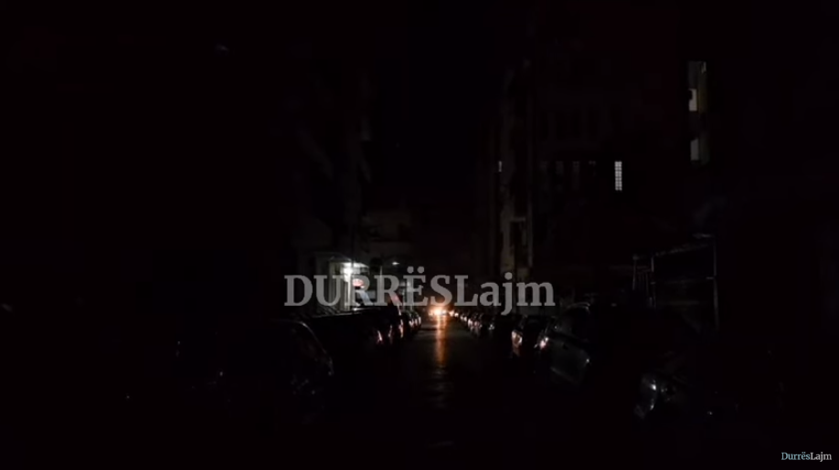 Terri pushton rrugët e Durrësit gjatë natës, zbulohen “fajtorët”
