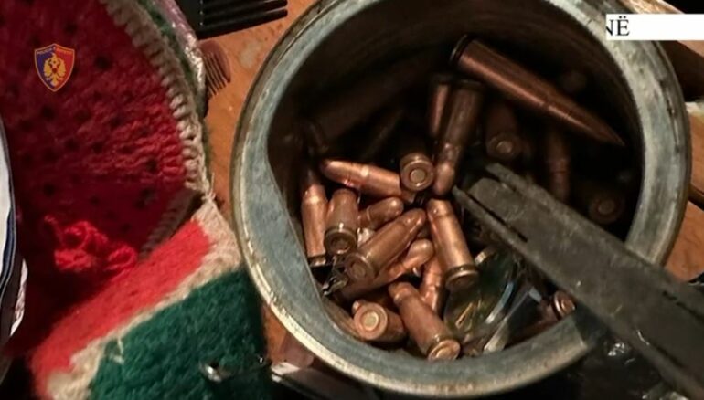 Sekuestrohen granata, armë, municione dhe një maskë, shpallet në kërkim 50-vjeçari