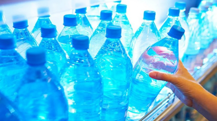 Studimi: Uji në shishe përmban mesatarisht çerek milion copa nanoplastikë të padukshme! Mund të shkaktojnë kancer 