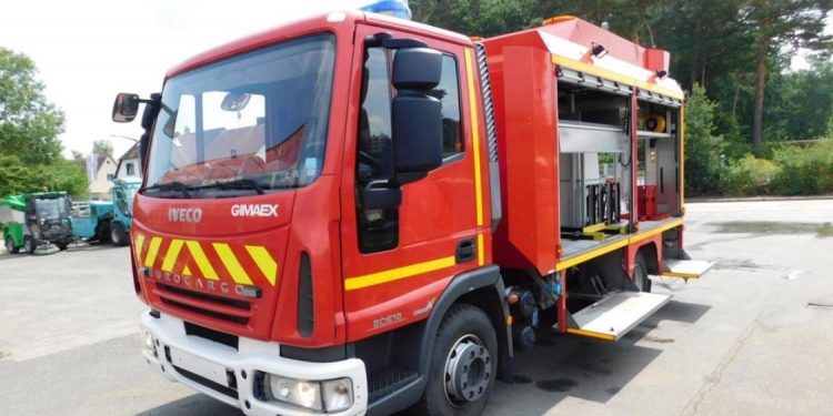 Zjarri në rrobaqepësinë në Rrëshen, zbulohet shkaku. Policia: Ia vuri 40-vjeçarja me…