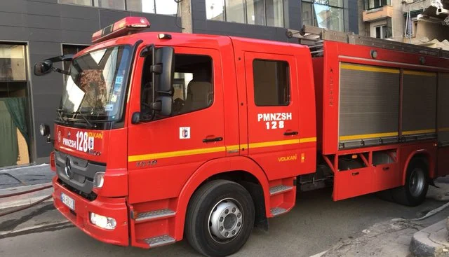 Përfshihet nga flakët një dyqan te “21 Dhjetori”, tymi mbulon zonën