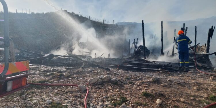 Përfshihet nga flakët e gjithë banesa