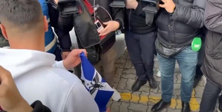 Tentoi të digjte para SPAK një flamur të ashtuquajtur Vorio Epiriot, shoqërohet në komisariatin e Tiranës 33-vjeçari