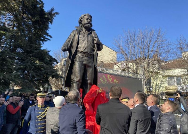 Mitrovica inauguron shtatoren e komandantit legjendar, Adem Jashari