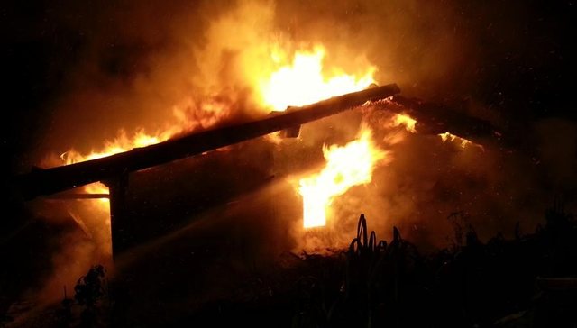 Tentoi të shuante zjarrin në banesë, 43-vjeçari shqiptar në Itali pëson djegie të rënda