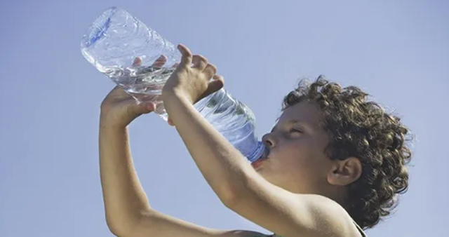 Ja sa herë duhen larë shishet e ujit që mos të rrezikoheni nga sëmundjet