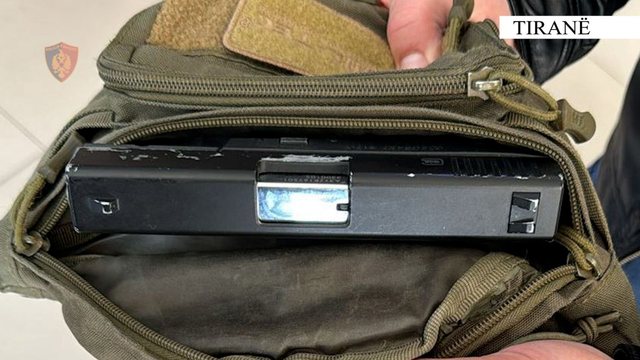EMRI/ Arrestohet 30-vjeçari, lëvizte nëpër Tiranë me pistoletë, krehër dhe municion luftarak
