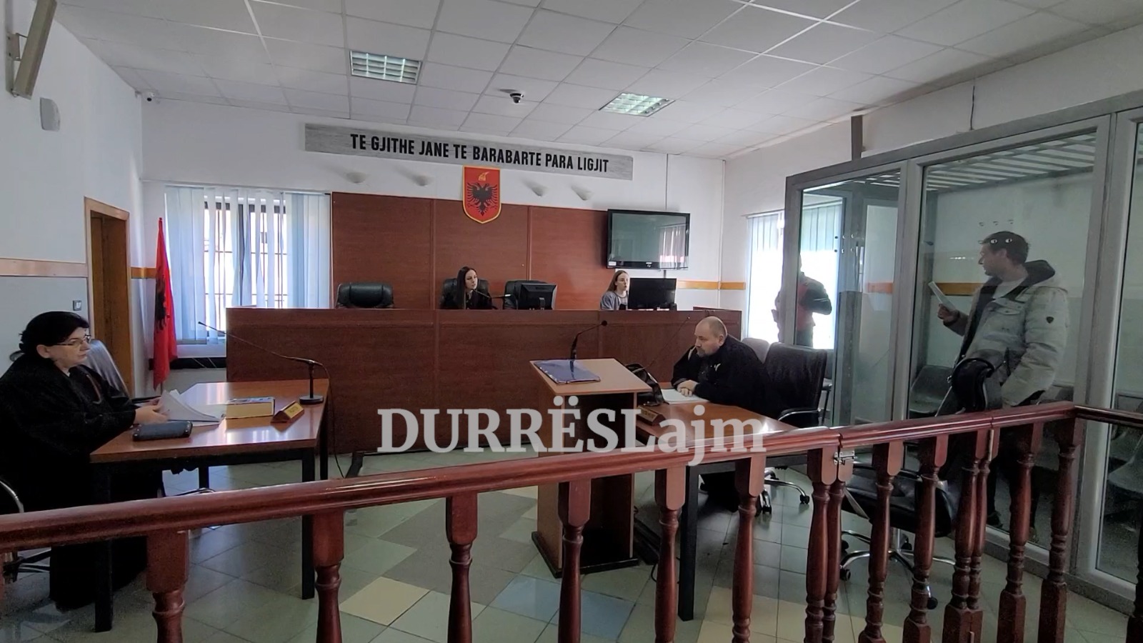 Vrau fqinjin me thikë për një vend parkimi, del para Gjykatës së Durrësit Ilir Koçilja