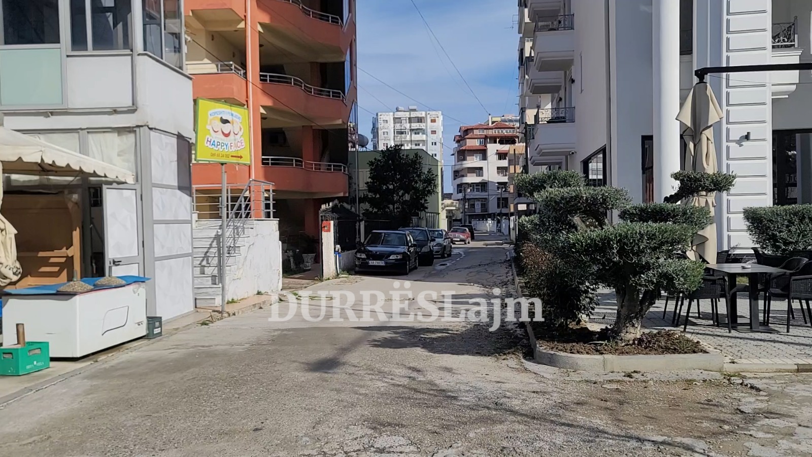 &#8220;Copë-copë!&#8221; Infrastruktura rrugore dytësore në zonën e plazhit të Durrësit ka nevojë urgjente për ndërhyrje (VIDEO)