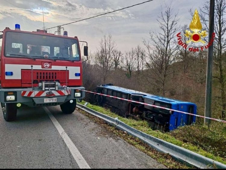 Shmangu përplasjen kokë më kokë me një makinë, përmbyset autobusi me nxënës në Itali 