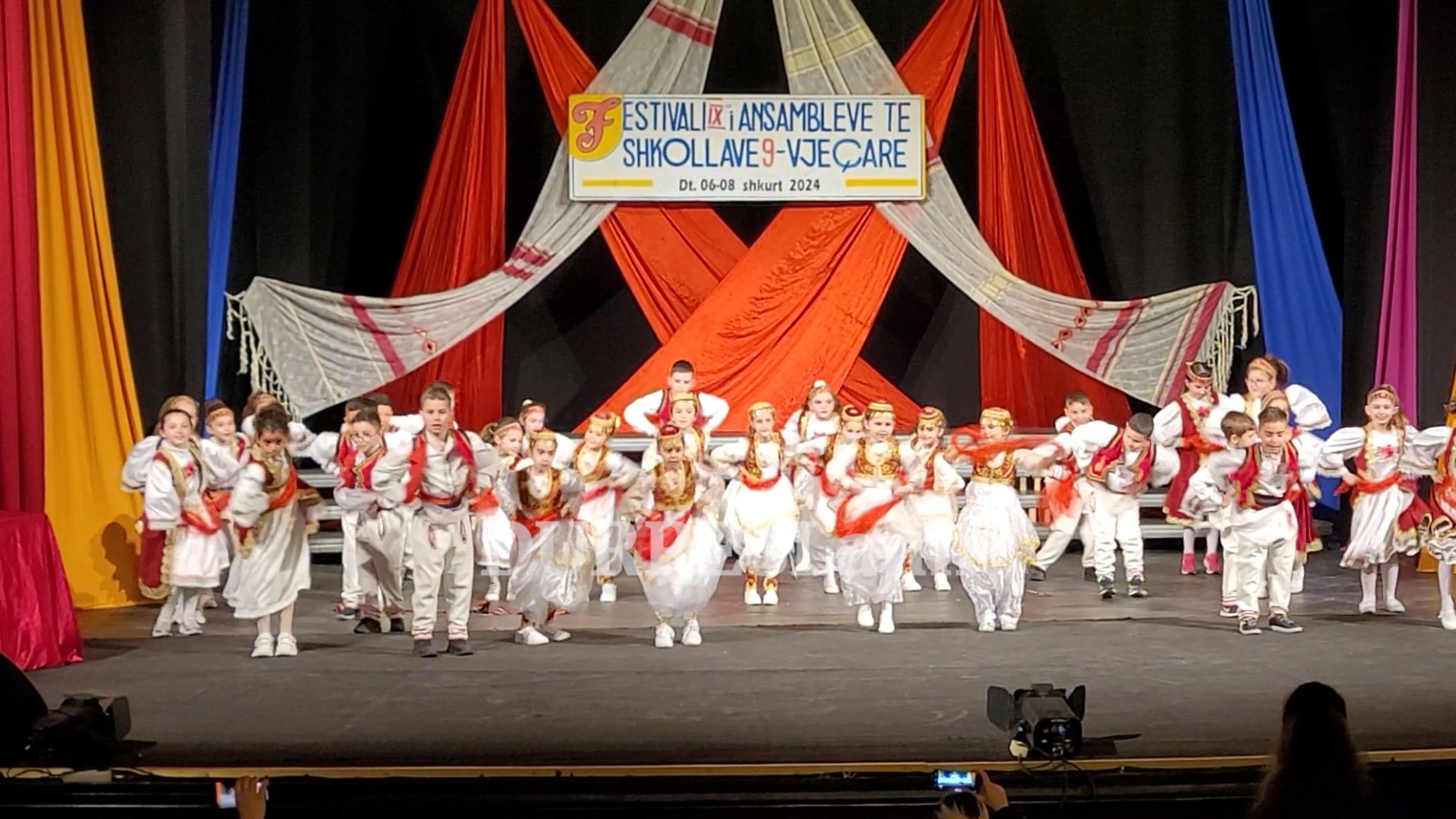 Durrës, zhvillohet Festivali i Ansambleve Popullore për shkollat 9-vjeçare (VIDEO)