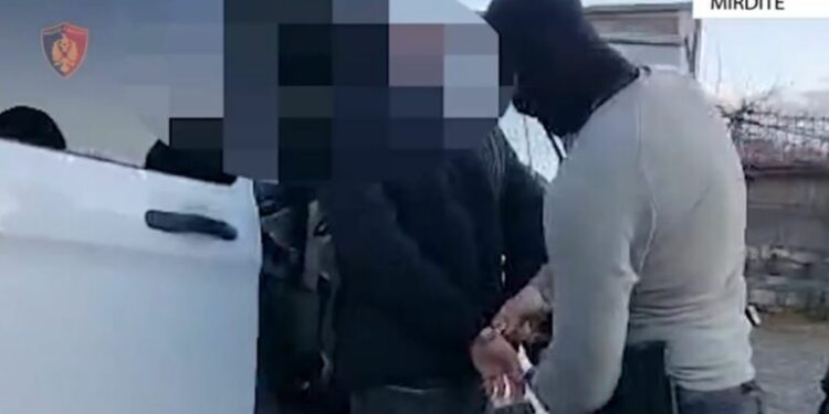 Prodhonte dhe shiste lëndë narkotike, arrestohet 27-vjeçari