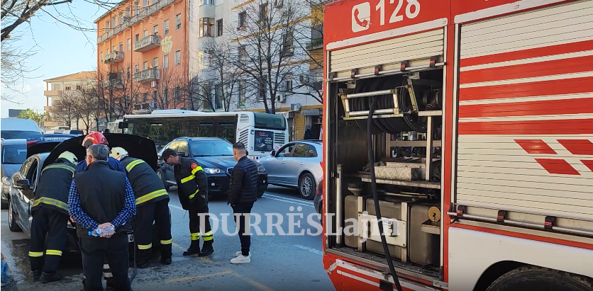 Durrës/ Përfshihet nga flakët makina në lëvizje (VIDEO)