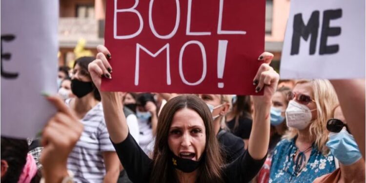 Protestë kundër kthimit në rigjykim të lëndës për vrasjen e Marigona Osmanit