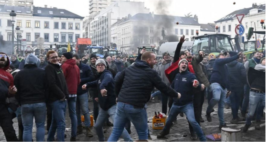 Protesta në Bruksel, fermerët djegin traktorët përpara Parlamentit Europian