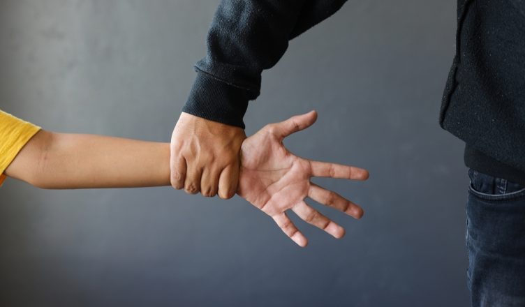 “Më afroi dhe më tregoi organin gjenital”/ I mituri grek denoncon aktet e turpshme të 52-vjeçarit shqiptar