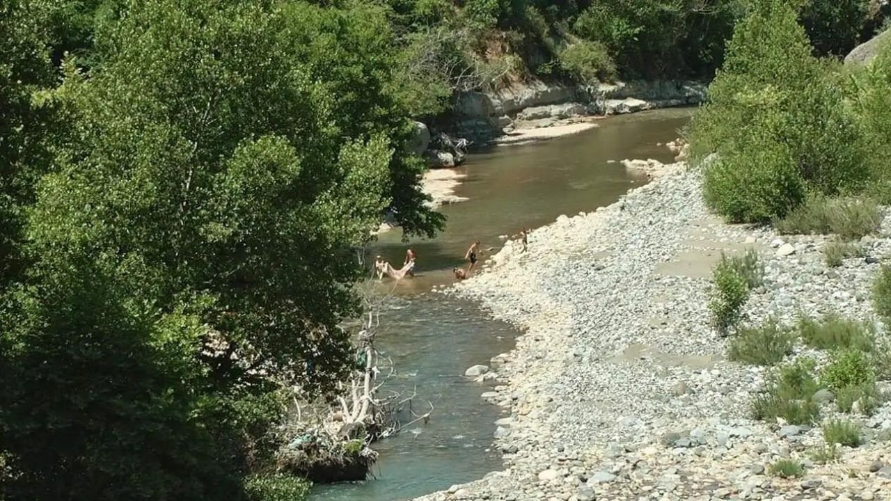 Gërryenin shtratin e lumit/ Kapen mat kamionët në Lezhë, në kërkim administratorët