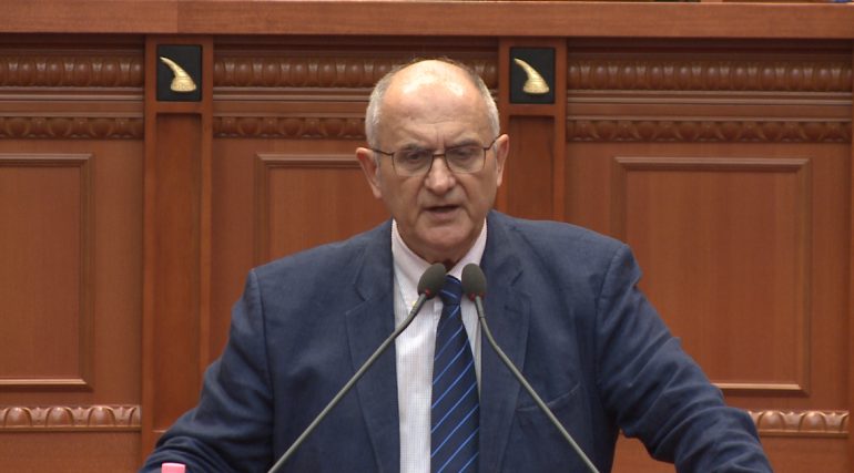 Tensionet në parlament, Vasili: Lindita Nikolla fajtore dhe provokuese për shkatërrimin e Kuvendit