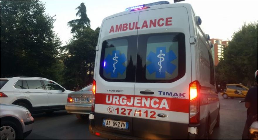 Aksident në Fushë-Krujë, furgoni përplaset me makinën, lëndohen dy shoferët dhe disa pasagjerë