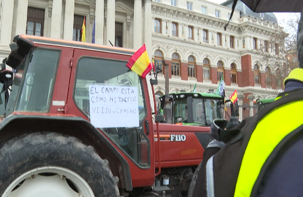 Fermerët spanjollë demonstrojnë me traktorë para ministrisë së bujqësisë në Madrid