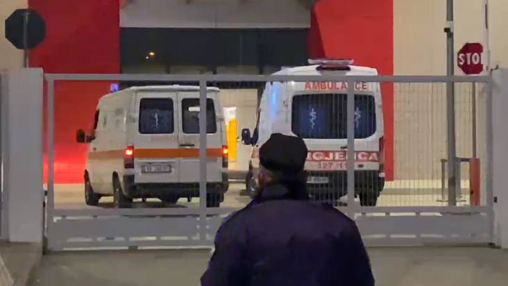 Tre ambulanca mbërrijnë në një fabrikë, dyshohet për punonjës të asfiksuar