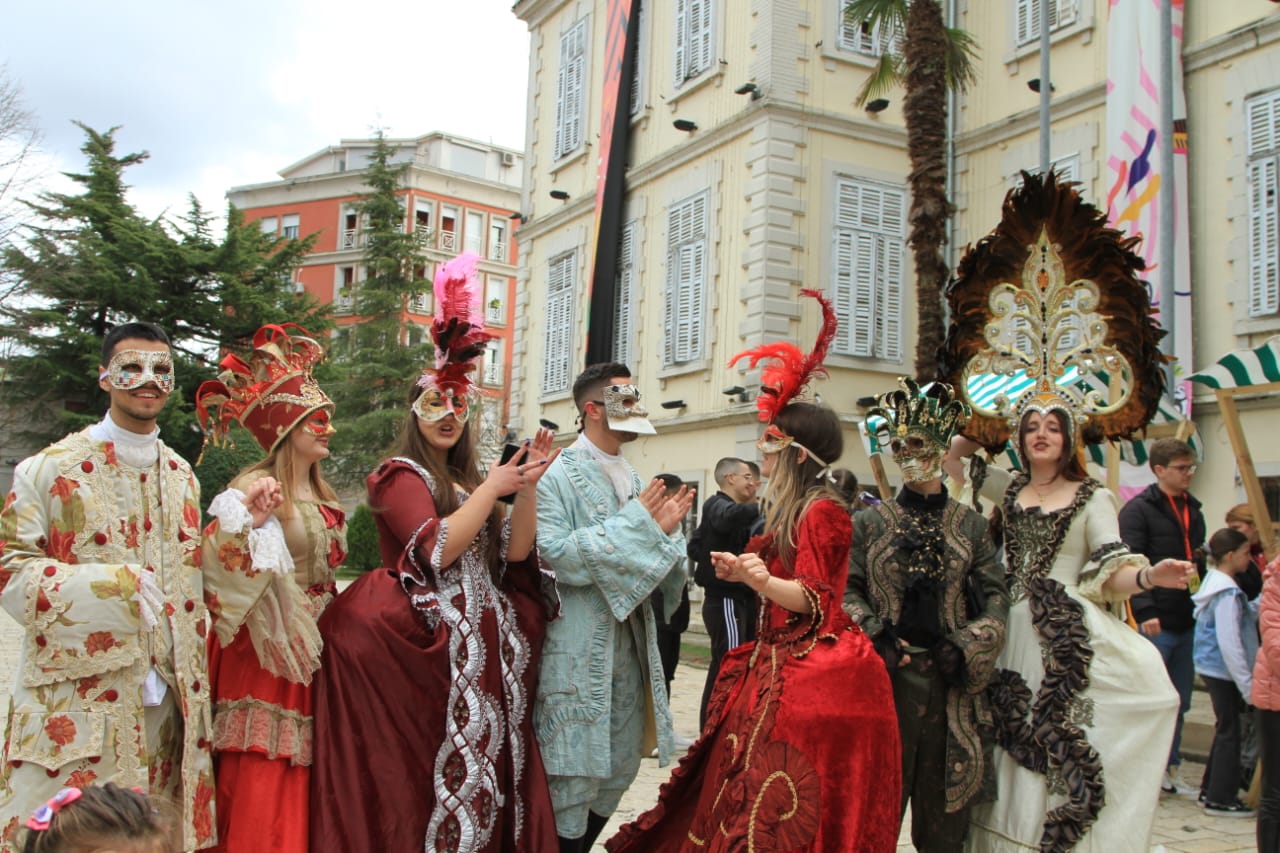 Tre ditë festë në Shkodër, magjia e karnavaleve mbledh mijëra qytetarë (FOTO)
