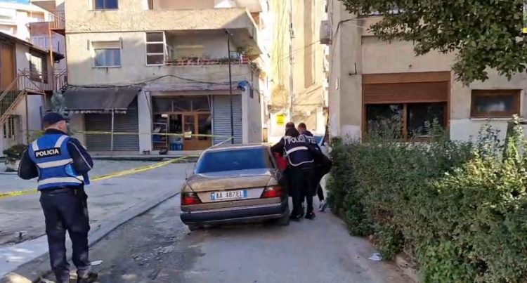 Sherr me thika mes disa të rinjve, tre të plagosur