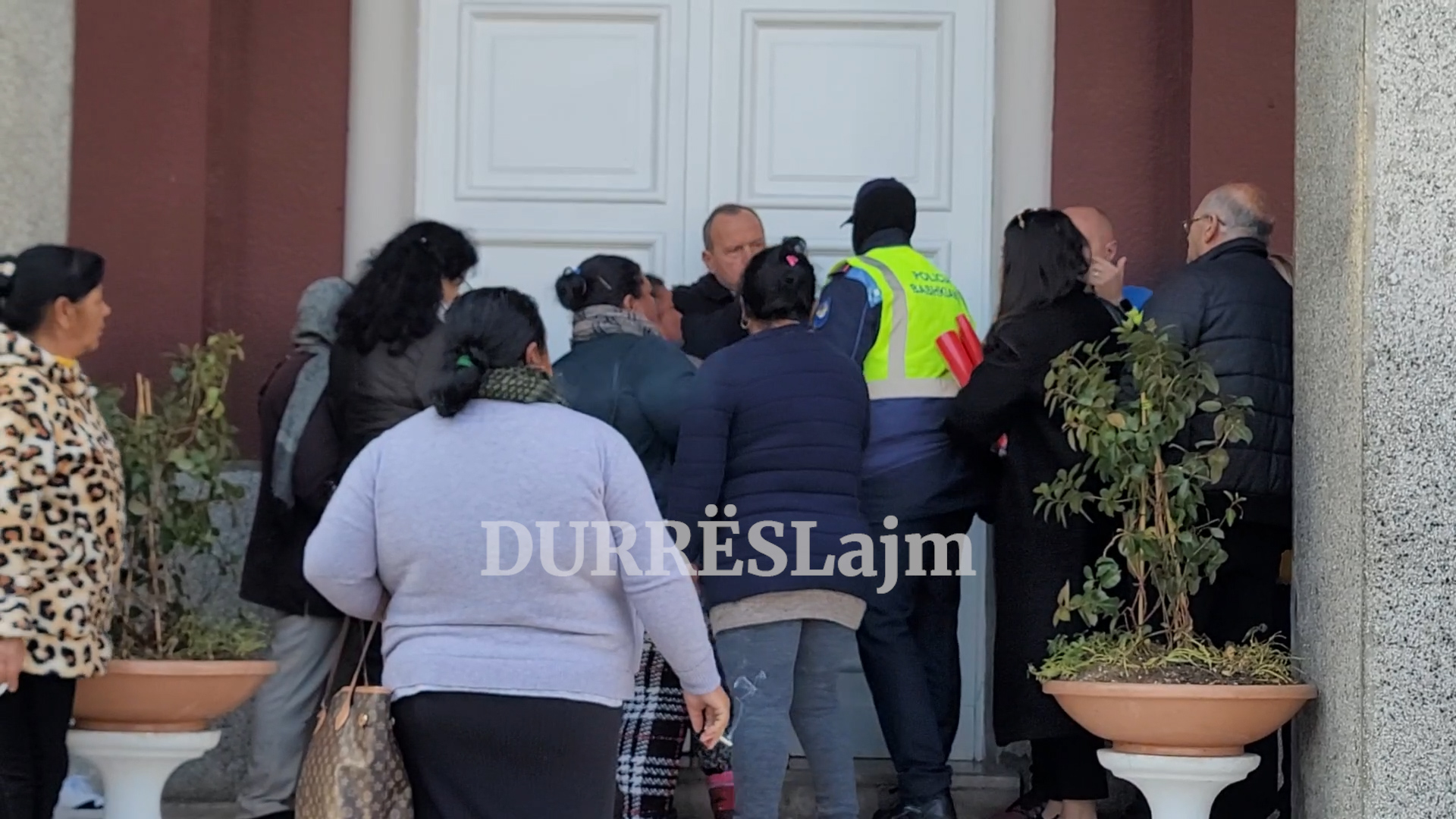 Tensione para bashkisë Durrës, qytetarët në pritje për t’u takuar me kryebashkiaken Sako (VIDEO)