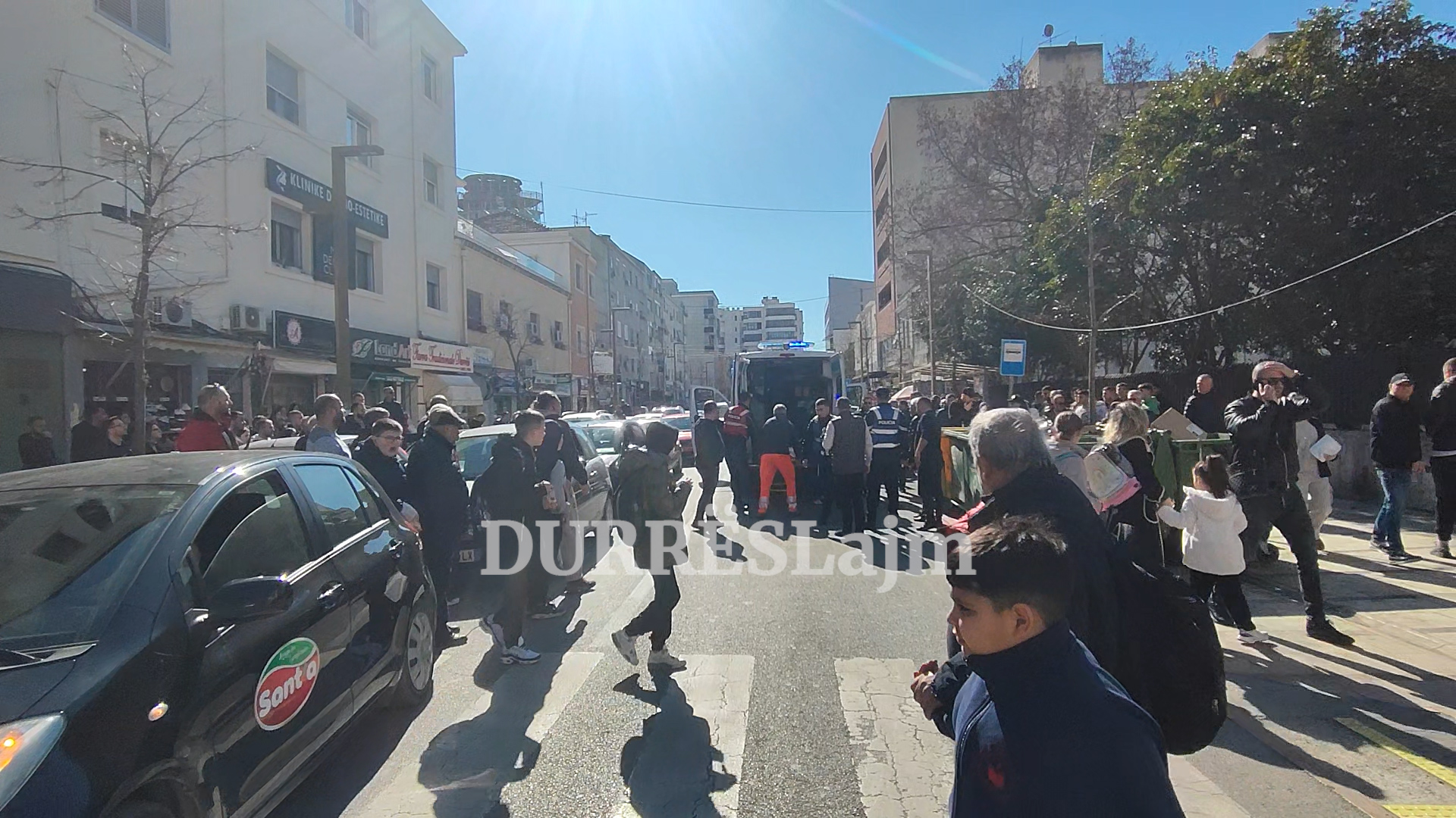 Ngjarje e rëndë në Durrës, dyshohet se një i ri ka humbur jetën, i goditur me thikë  (VIDEO)