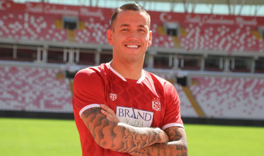 Rey Manaj tregon arsyet se përse shpërtheu te Sivasspor në Turqi