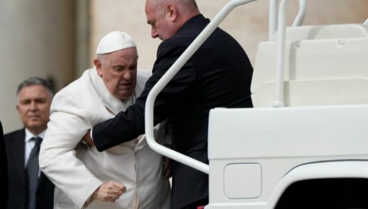 Papa Françesku shfaq probleme shëndetësore, shoqërohet në spital