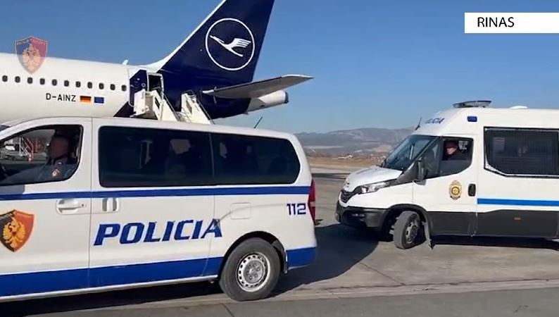 EMRAT/ Të shpallur në kërkim për vrasje, rrëmbim dhe kultivim droge, ekstradohen drejt Italisë dhe Spanjës tre shtetas shqiptarë