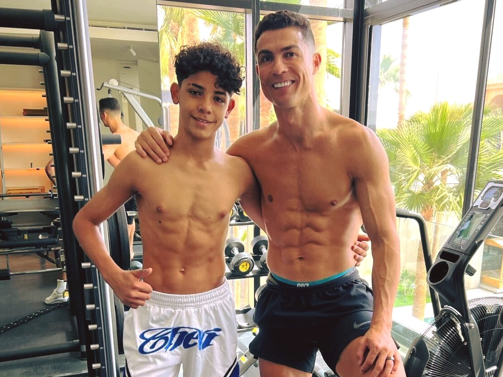 Ronaldo me të birin tregojnë format e trupit