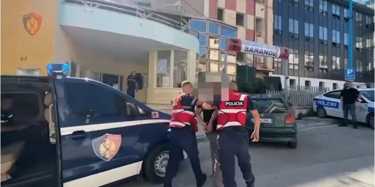 Ishte shpallur në kërkim për lëndë plasëse, vihet në pranga 26-vjeçari