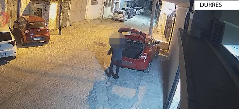 EMRI/ Gruaja në Durrës i vë flakën një automjeti dhe tenton të djegë banesën e 42-vjeçarit (VIDEO)