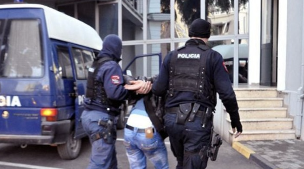 Tronditëse: 26-vjeçari dhunon nënën dhe tenton të abuzojë seksualisht me motrën 16-vjeçare