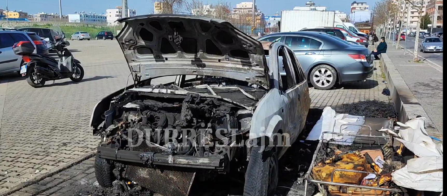 Zjarrvënie e qëllimshme? Shkrumbohet makina tek stadiumi në Durrës (VIDEO)