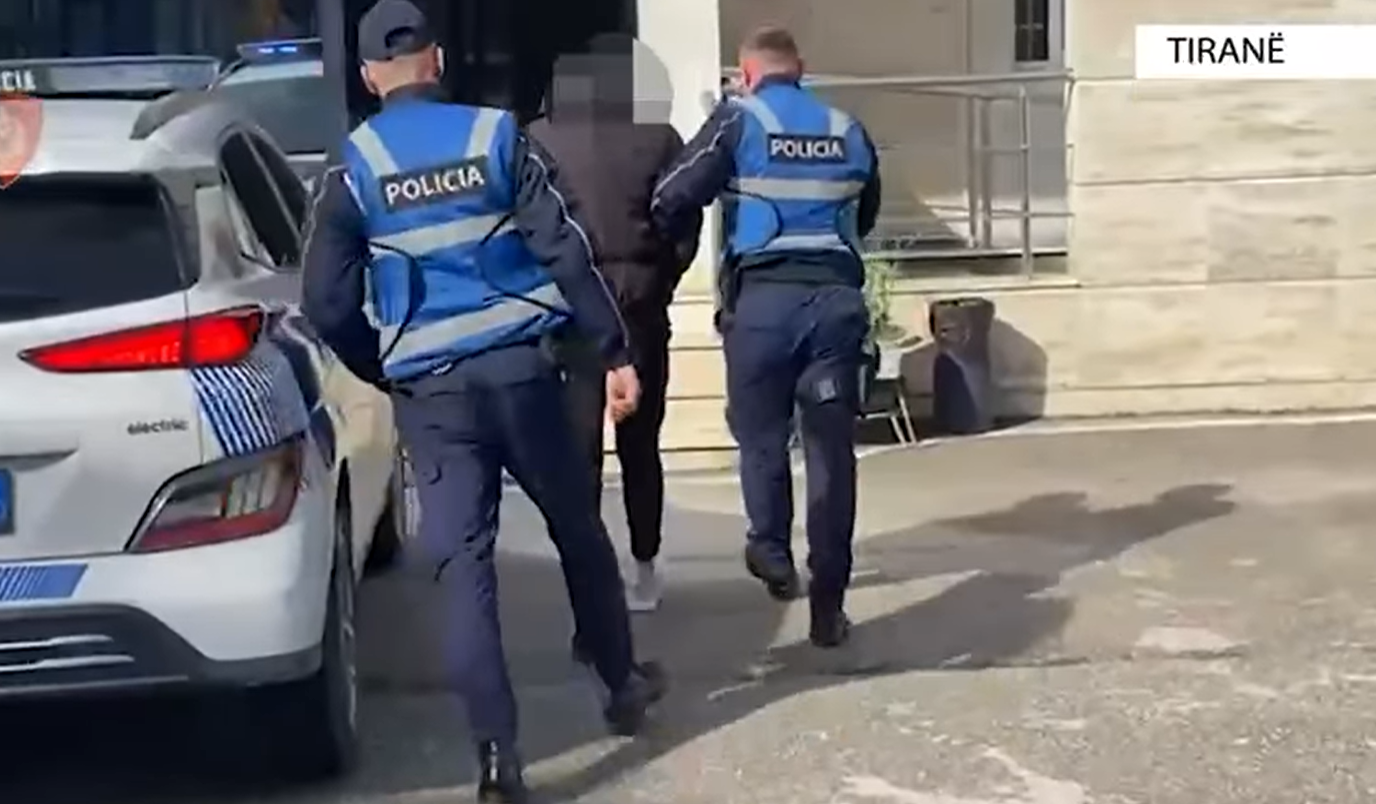 Përndoqi për një vit një vajzë, arrestohet 27-vjeçari