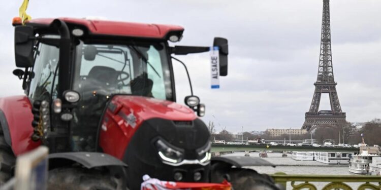 Traktorët rrotullohen rreth Parisit, teksa fermerët rrisin presionin ndaj Macron