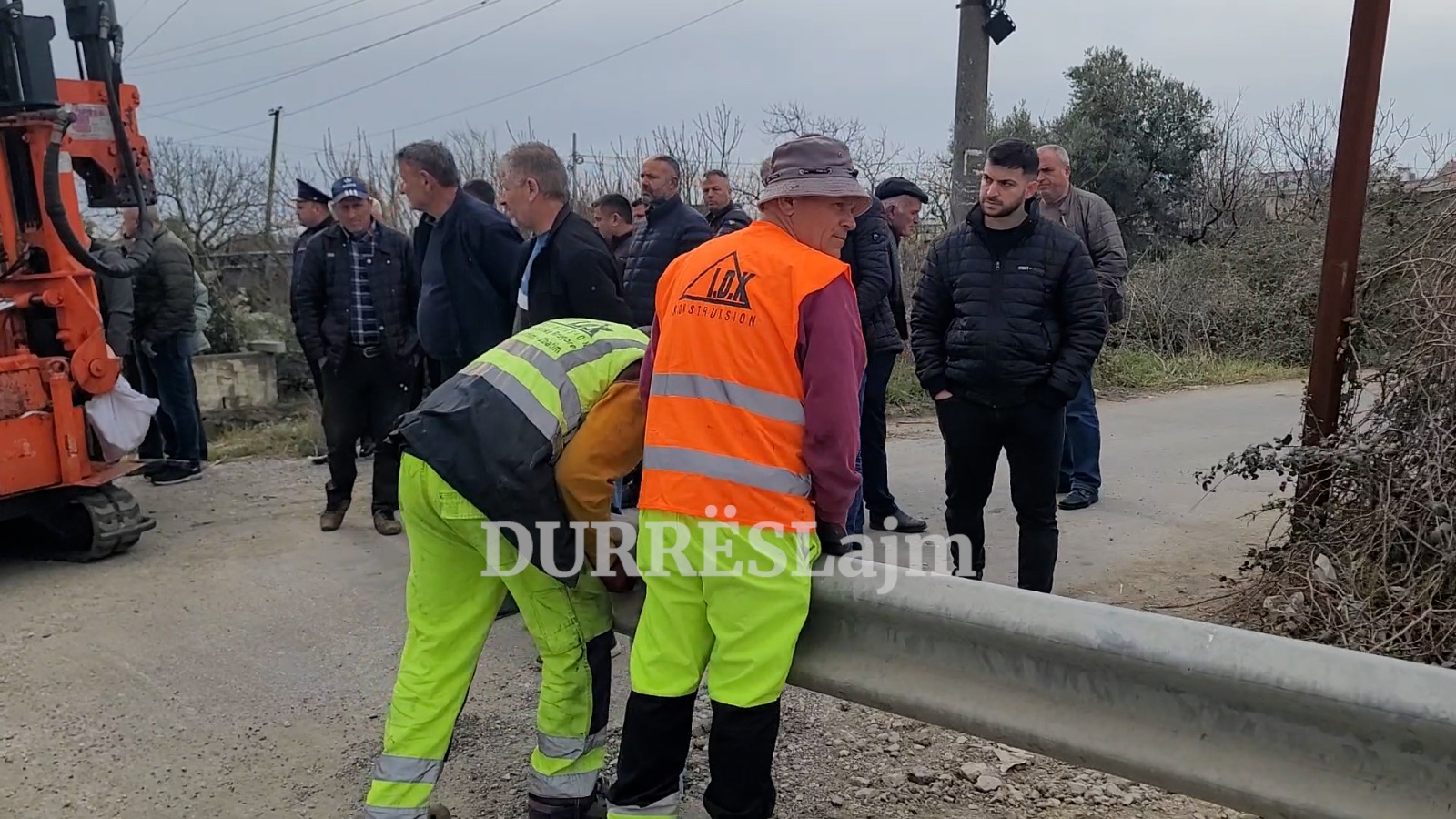 U bllokohet rruga, banorët dhe bizneset në Fllakë protestojnë (VIDEO)