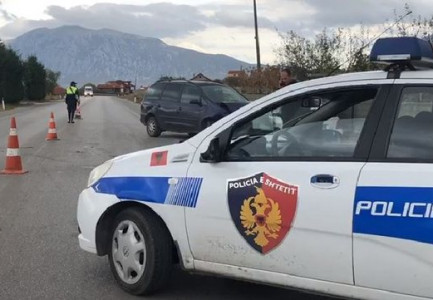 BMW-ja i pret rrugën furgonit, plagoset një person